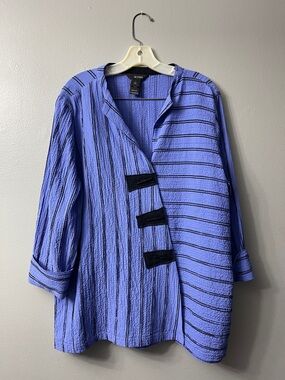 Ali Miles brand blouse blue textured fabric contrasting striped large